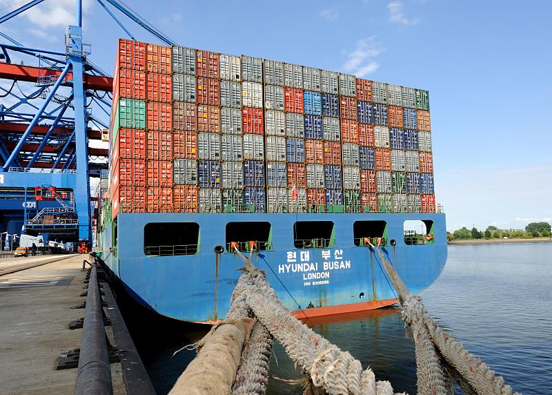 0220_6116 Mit dicken Tauen ist das Heck der HYUNDAI FORCE an Land fest gemacht.  | HHLA Container Terminal Hamburg Altenwerder ( CTA )